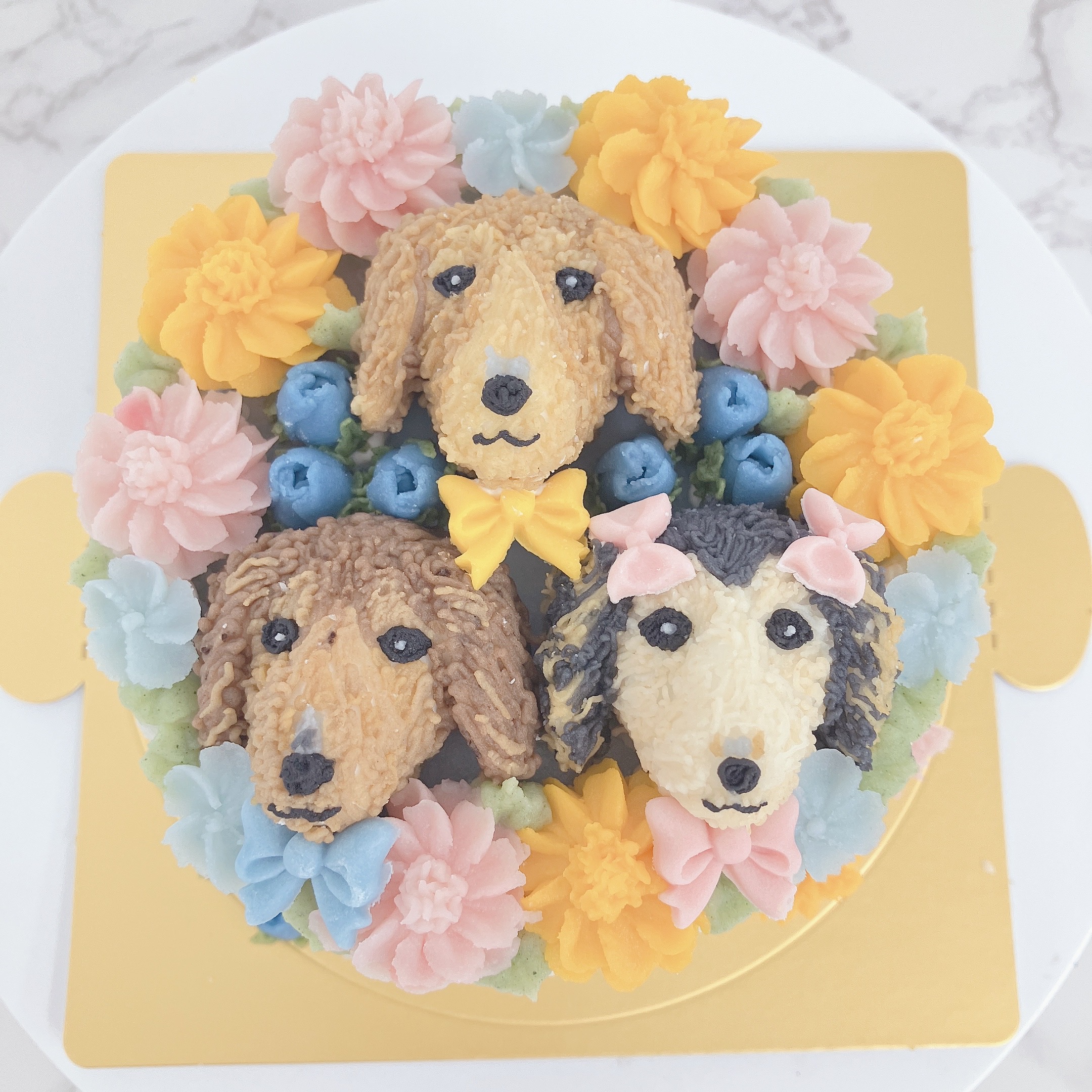ダックスちゃん3匹のケーキ＞<br